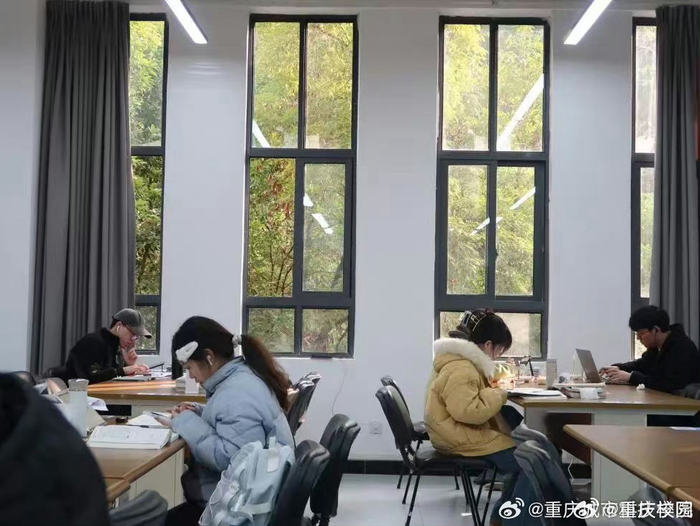重庆城市科技学院 67不负春光,图书馆里读书正忙!