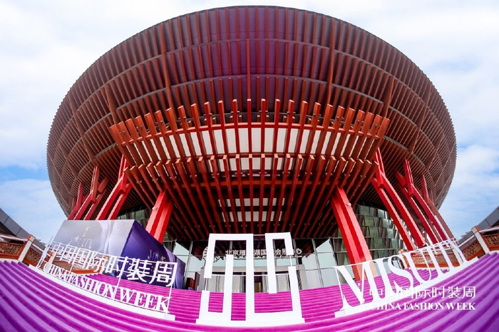 夏国新:中国国际时装周以东方美学与科技创新,点亮中国时尚“耀”眼__财经头条__新浪财经