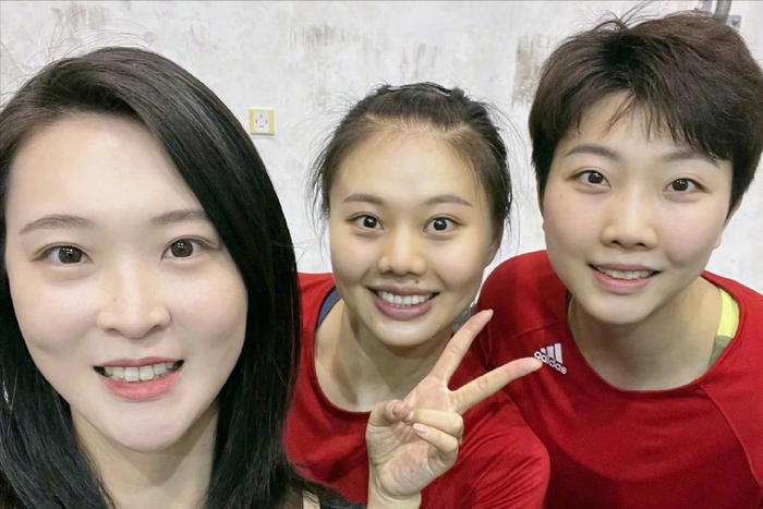 除朱婷外 基本把中国排球圈名人合影都包揽了|惠若琪|人缘|朱婷_新浪