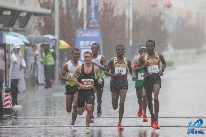 今年的徐州马拉松有约3万名运动员和爱好者报名参加,虽然温度十分利于
