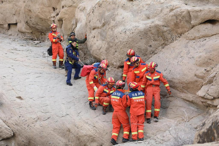 6名驴友被困窟窿顶,石市消防17小时紧急救援|贺兰山|宁夏|救援_新浪