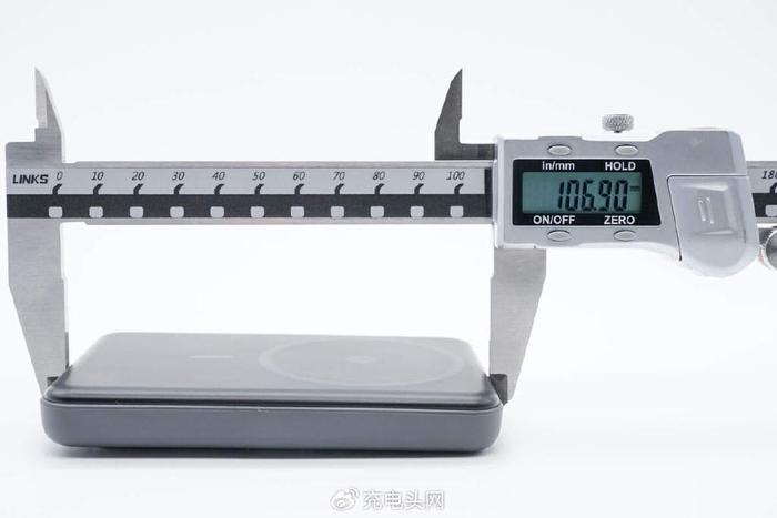 線材長度約為32cm,滿足有線充電時使用的長度連接需求.