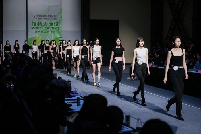 从全国各地选拔优质模特,齐聚北京,为中国至高时尚平台——中国国际