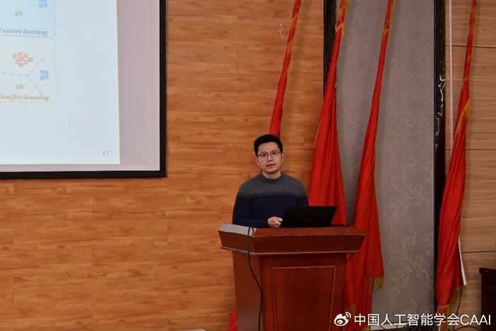 东南大学魏秀参教授作题为《细粒度图像分析及其应用初探》的报告.