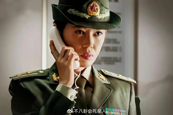 同样演"女军官",把杨幂和王鸥俞飞鸿放在一起,差别就出来了