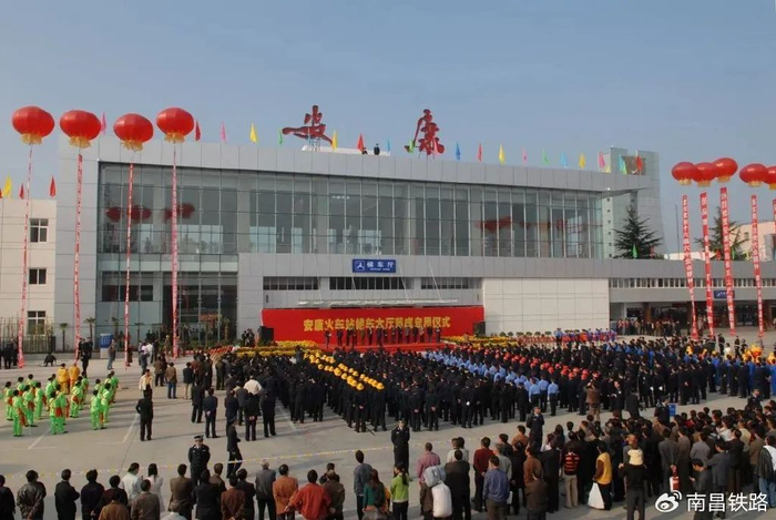 候车椅和15条进站通道,是当时陕西省内所有火车站中投放进站通道最