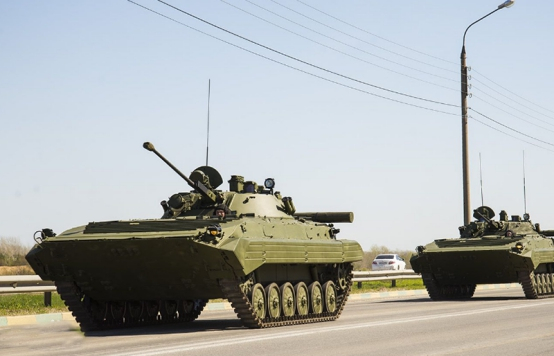 浅谈BMP-2步兵战车,它实战丰富,机动性能好|苏联_新浪军事_新浪新闻