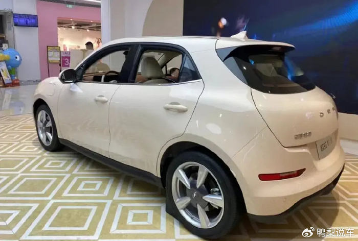 看看这两款,灵活好开,安全配置多|小型车|自动挡|前排_新浪新闻