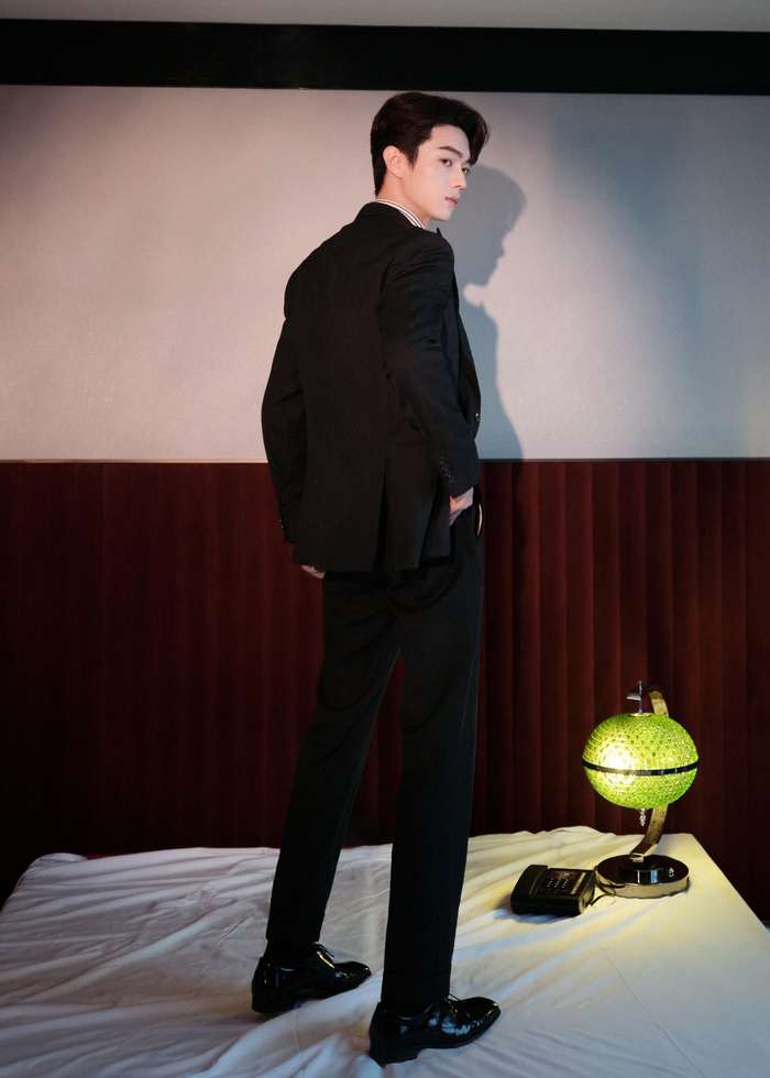 许凯最新写真大片9615 条纹衬衫77黑色西装,绅士soso好帅啊