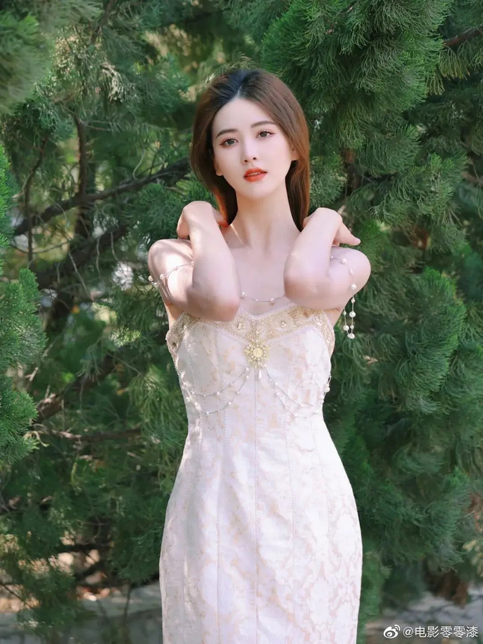 李丹儿不愧是“央视主持人”,穿白色刺绣吊带裙好养眼……