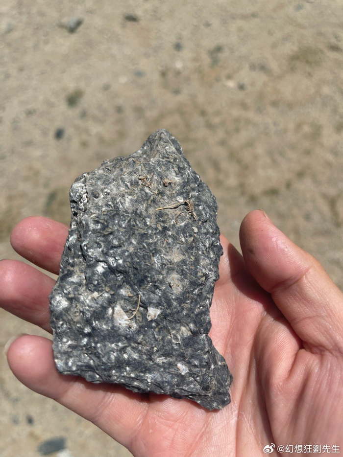 谁能告诉我这种有钢铁光泽的岩石学名叫什么