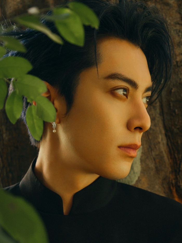 王鹤棣阅文盛典造型中式长衫和蓝发帅到犯规了