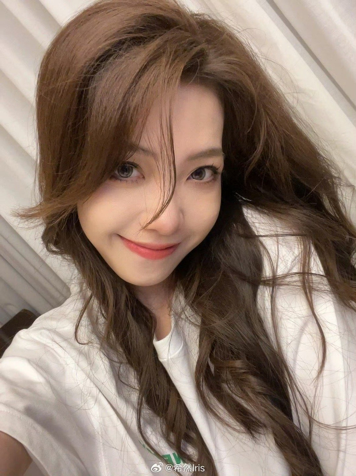 至臻版太好看了 lpl主持希然晒美照:呀耶!