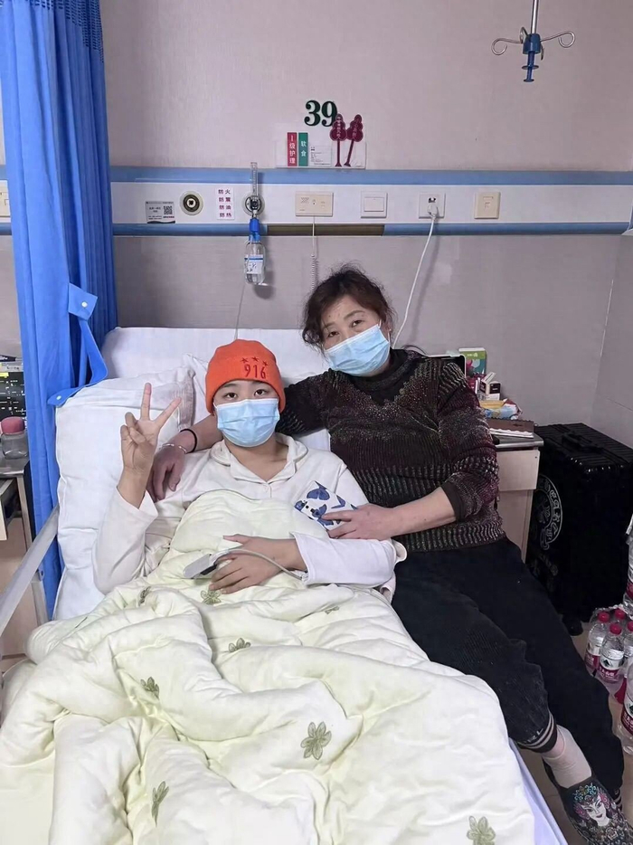 周和瑶（左）和养母