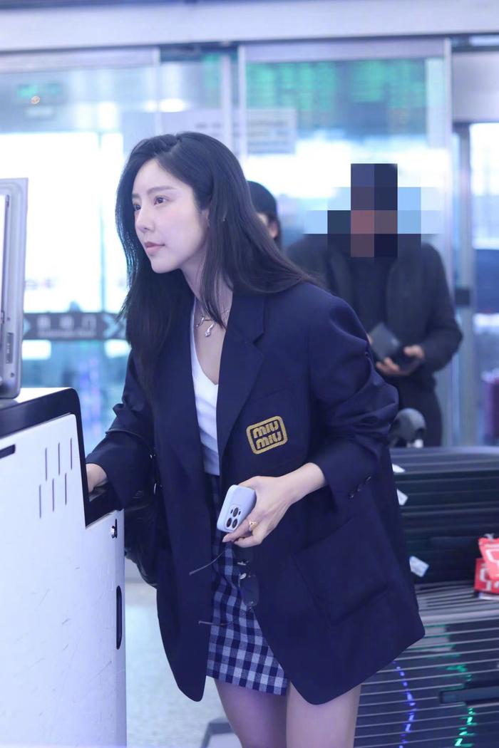 杭州机场偶遇赵奕欢chloe西装短裙好显清纯素颜状态也太能打了