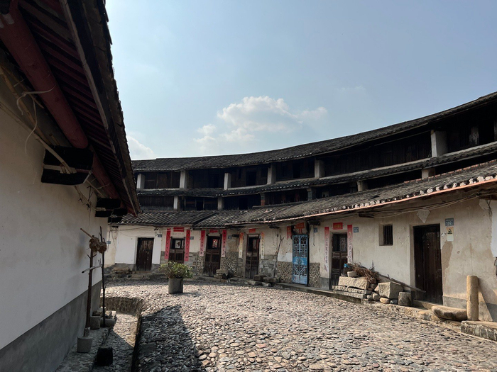 骑行路过诏安官陂镇凤山楼中国古代联排别墅小区