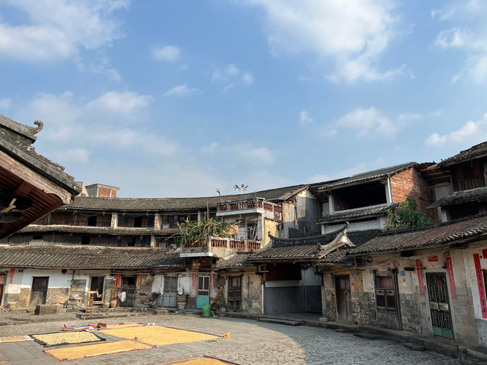 骑行路过诏安官陂镇凤山楼中国古代联排别墅小区