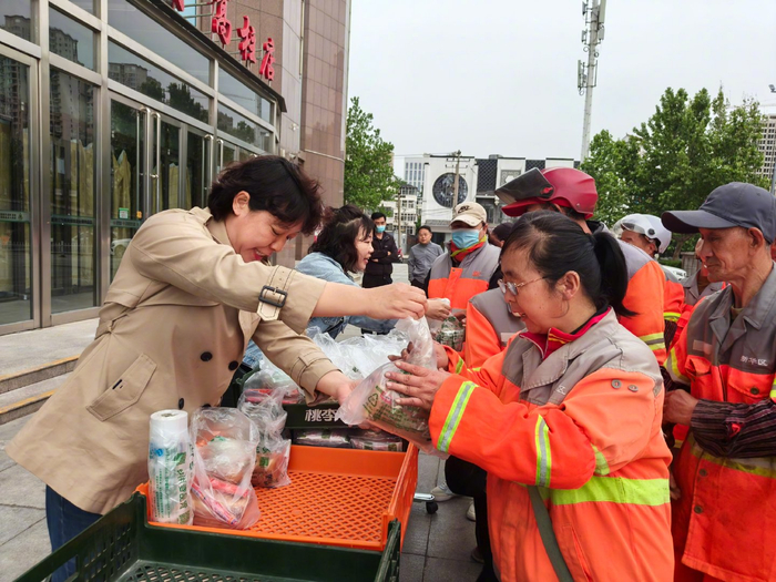 致敬最美劳动者 110份爱心早餐送给环卫工人|环卫工人