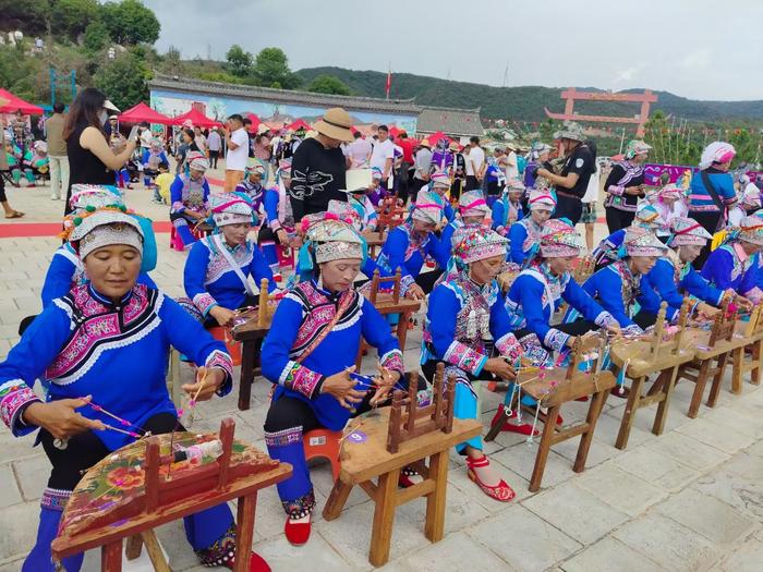 红河弥勒:彝族刺绣服饰赛装节传承民族文化