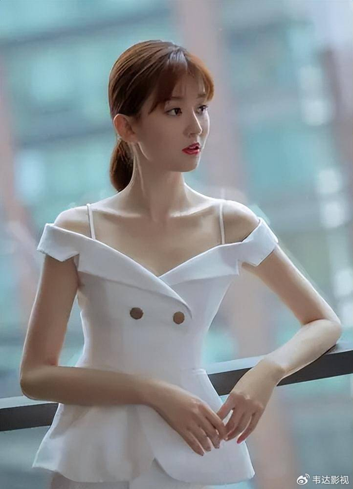 乔欣:清新漂亮身材有料的魅力女神|乔欣|纱裙|身材_