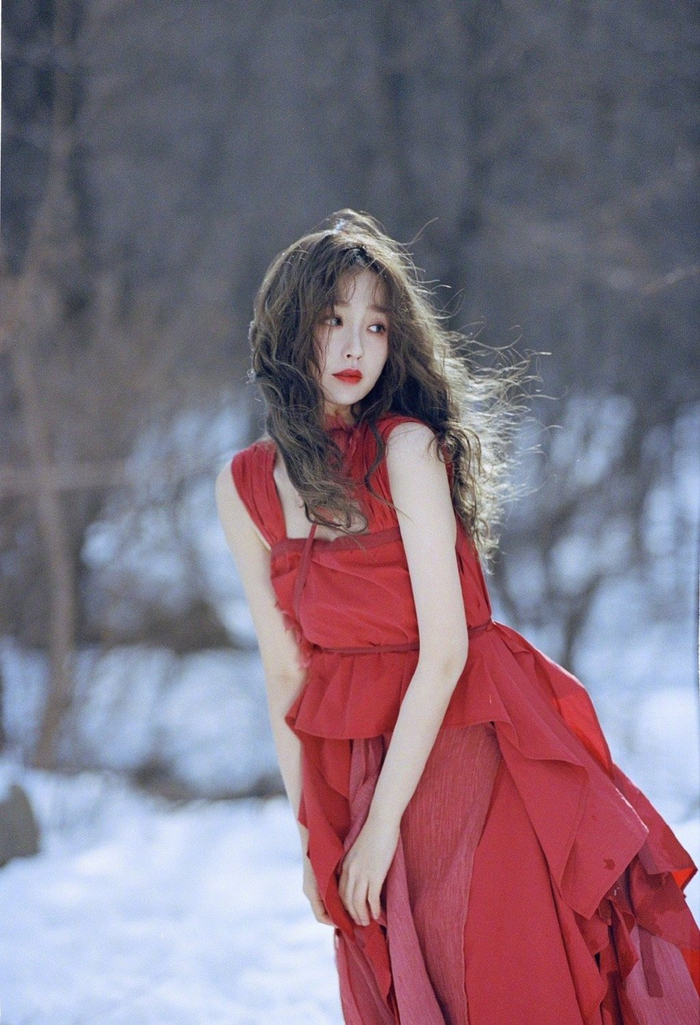 虞书欣复古羊毛卷77不规则剪裁红裙