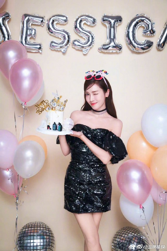 王紫璇发博晒出合照为好友郑秀妍庆生