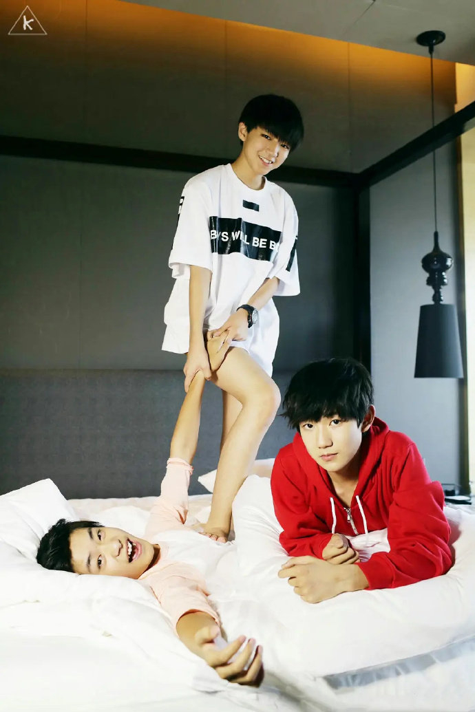 tfboys王俊凯王源易烊千玺早期打闹照片