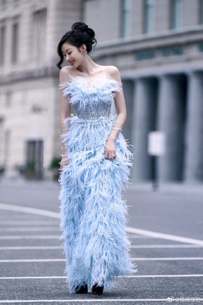 张天爱羽毛裙大片啊啊昏古七了一起来看张天爱嘟美背