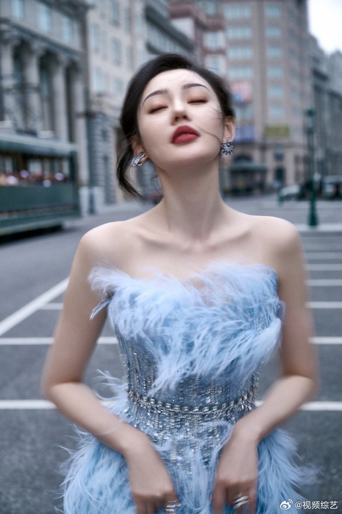 张天爱羽毛裙大片 啊啊昏古七了 一起来看张天爱嘟美背!