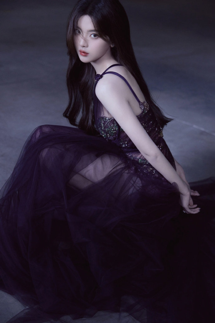 杨超越露背紫纱裙造型优雅又神秘俗话说得好
