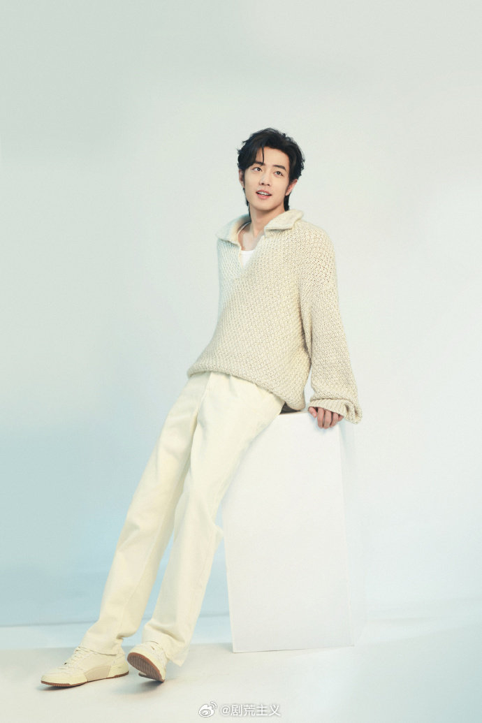 肖战‖ 肖战的米色毛衣造型好好看,配上狼尾的发型好温柔啊