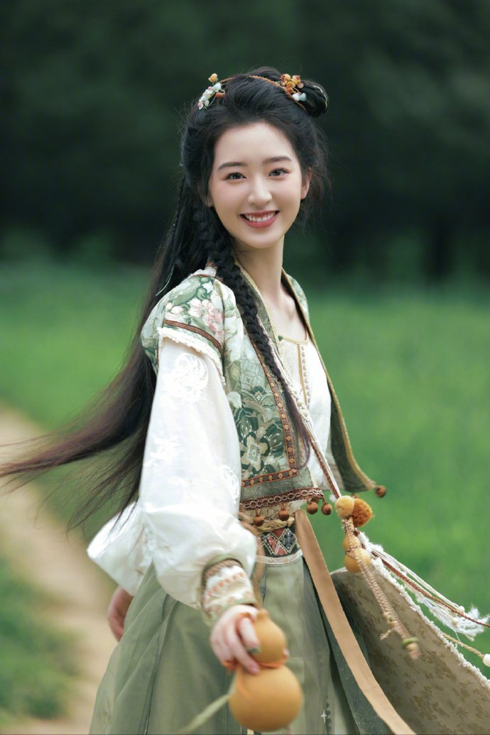 邓恩熙古装好美的古风写真一身绿衣天真烂漫俏皮灵动