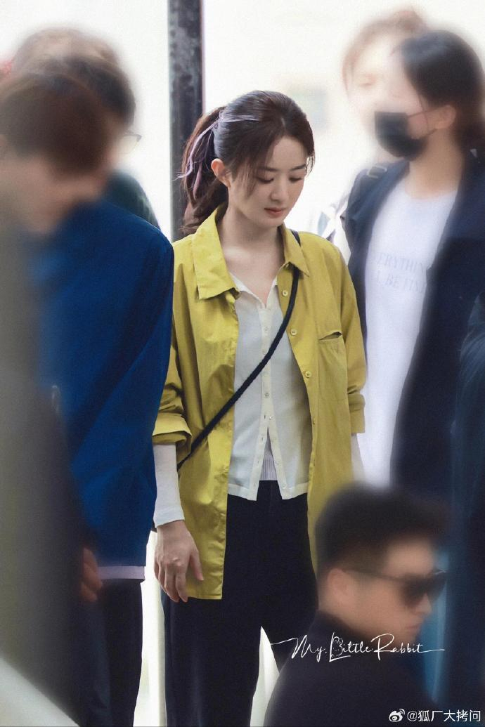 有网友偶遇赵丽颖尹昉在人间拍摄路透照感觉造型不错诶