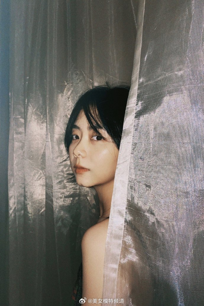 谭松韵穿蕾丝边吊带裙小秀性感 短发造型清爽俏皮少女感