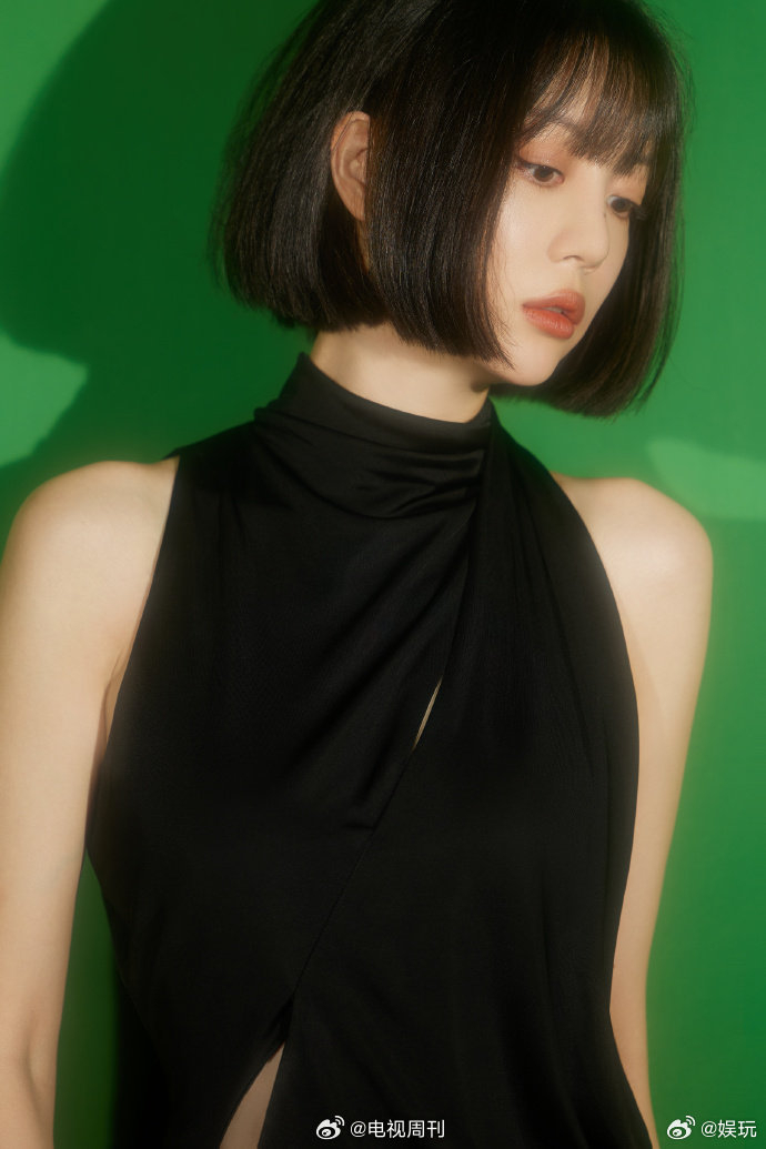 李溪芮与张腾甜蜜牵手逛街,姐弟恋情曝光!真爱无年龄,甜蜜温馨