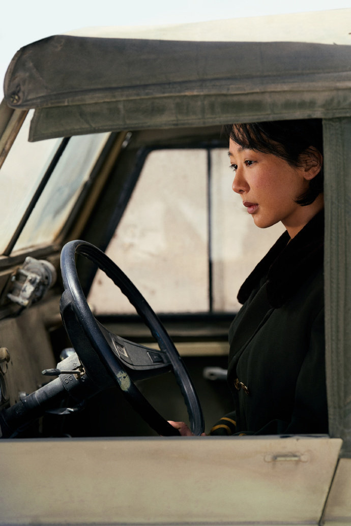 杨紫高原女警造型曝光,皮衣短发眼神坚毅