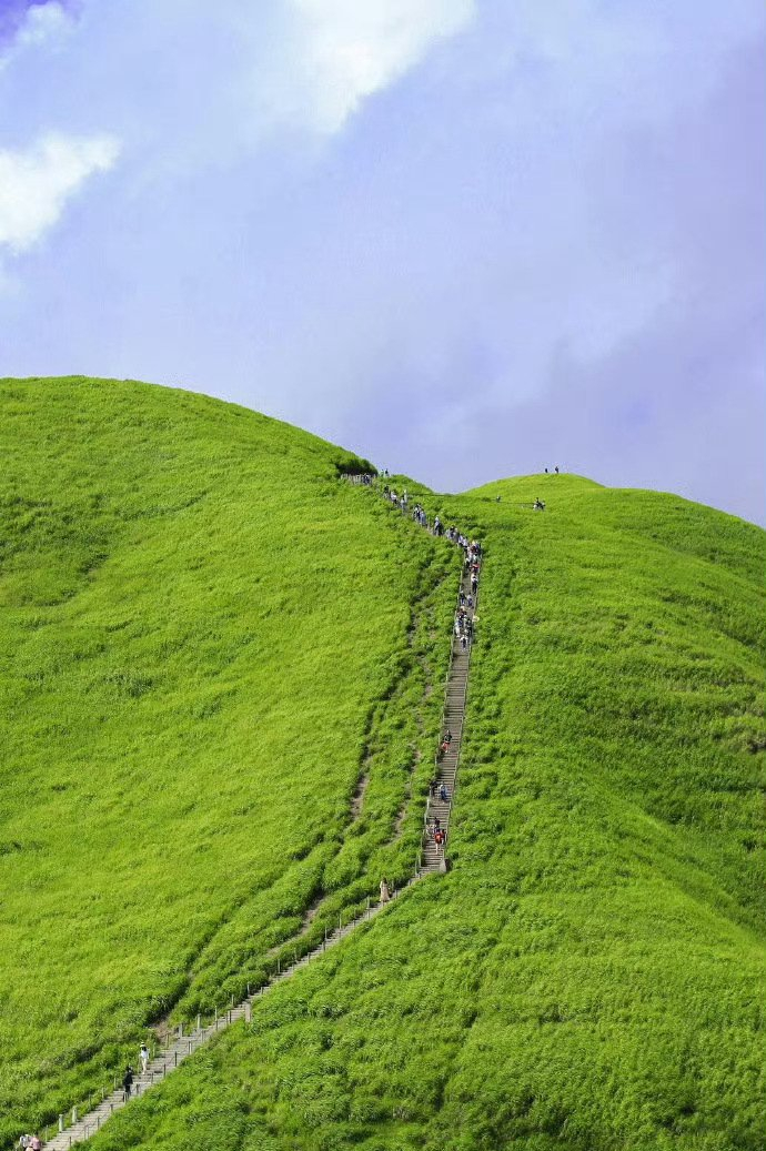 夏天的武功山,是波浪一般的天堂草甸,在巨大的天空之上绵延蜿蜒
