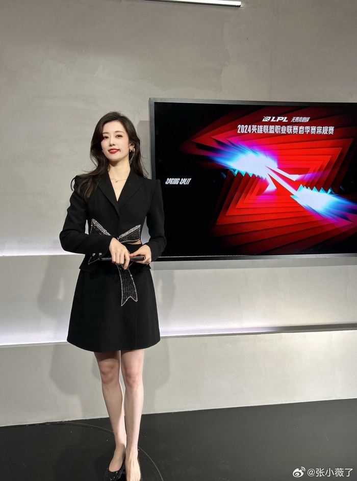 拽姐出没lpl互动主持张小薇晒照