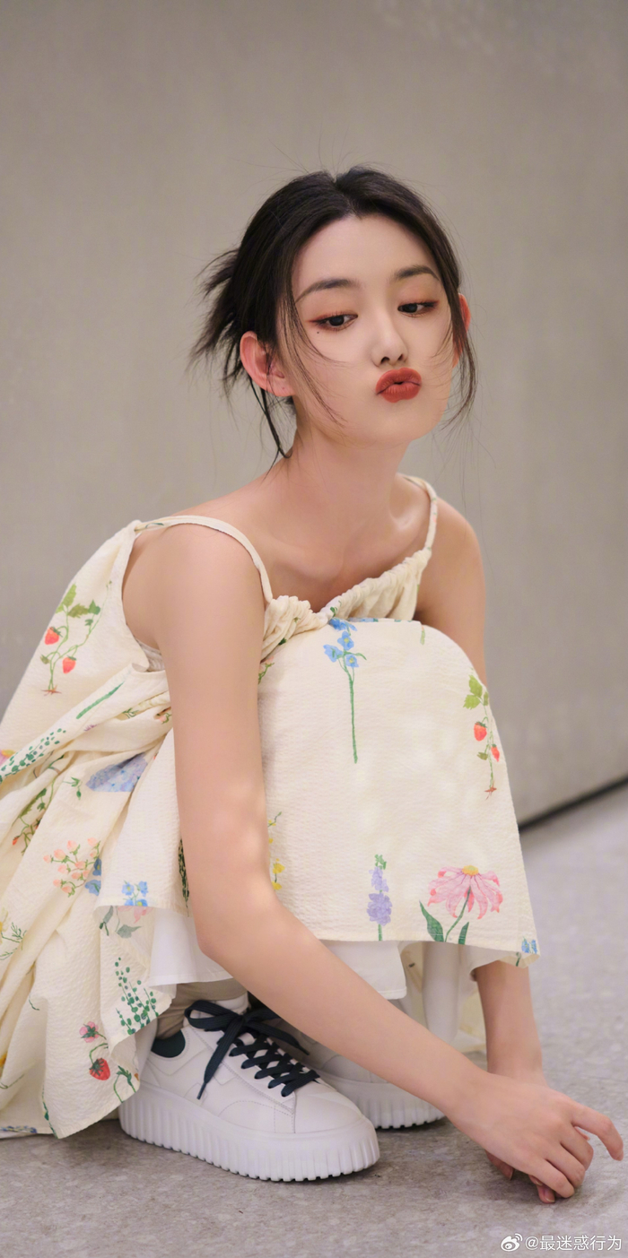 蒋依依,碎花吊带,甜美可人