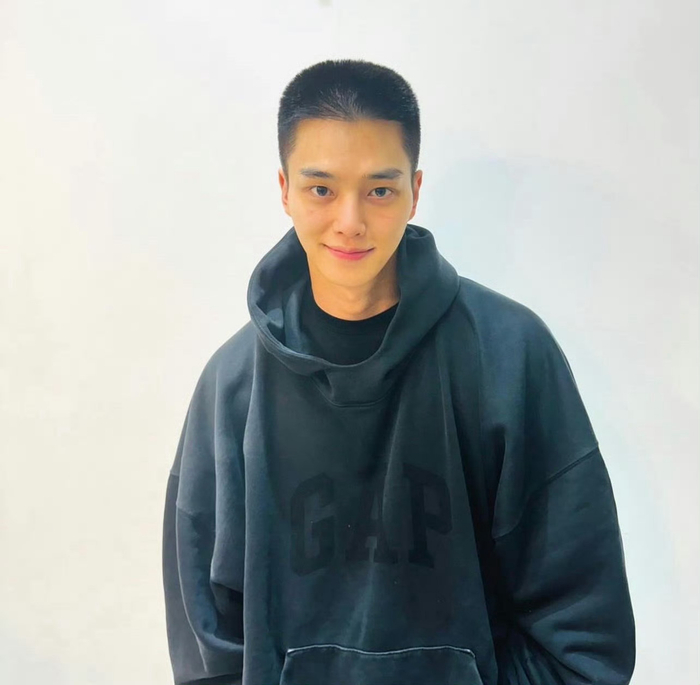 宋江今天入伍更新了自己的寸头照片