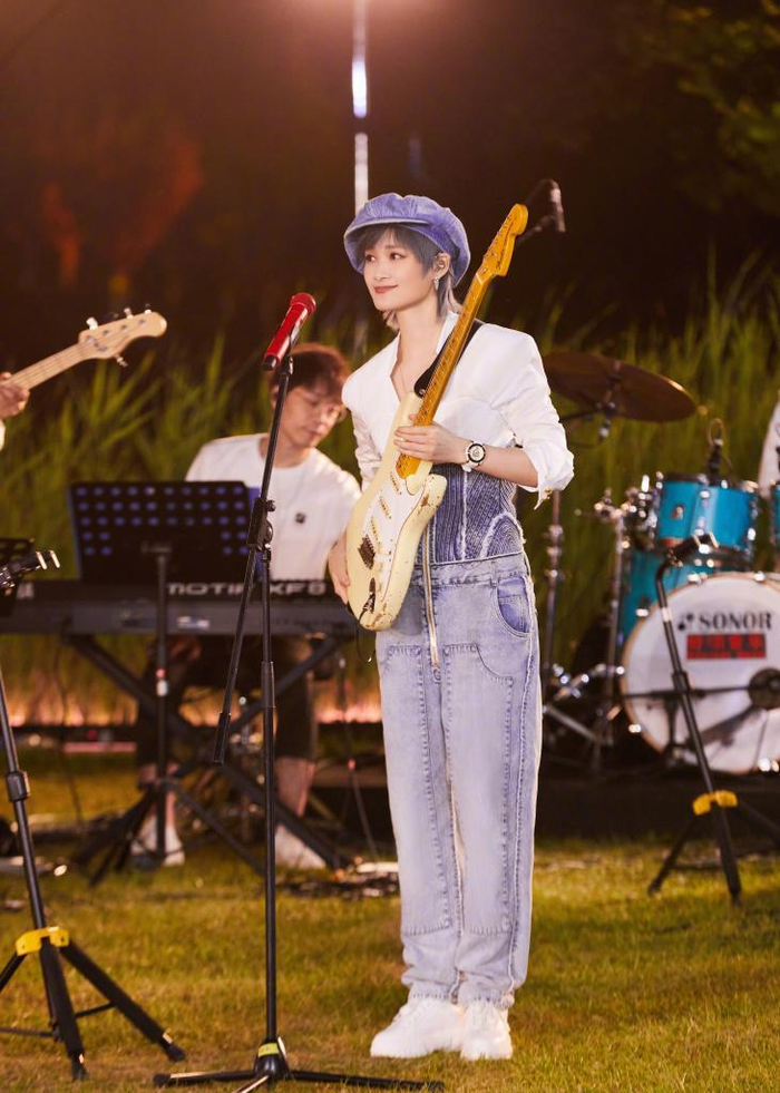 穿拼接牛仔裤配衬衫尽显女人味,打造高级时尚感|李宇春|牛仔裤|造型