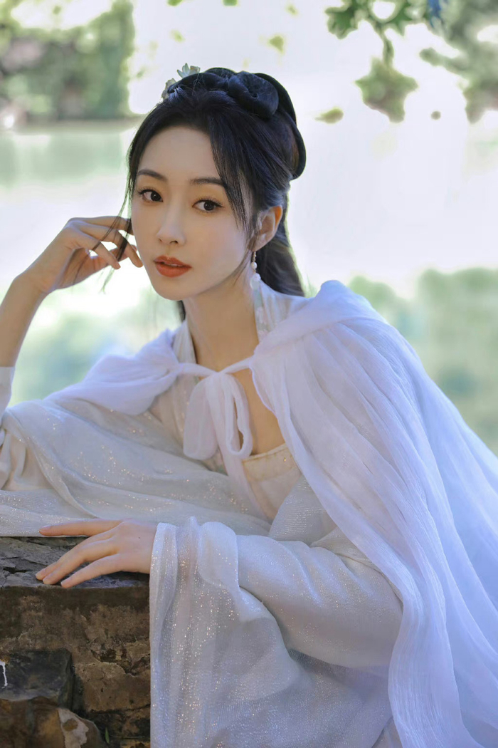 宣璐白色斗篷造型写真 温柔绝美 仙气飘飘的古风美人