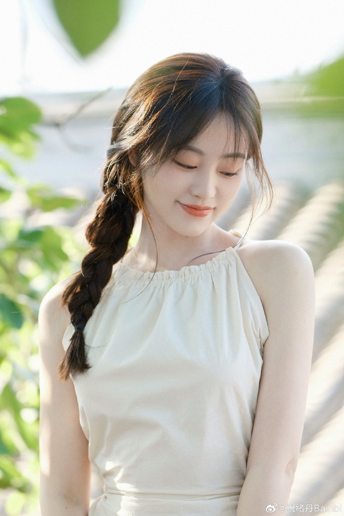 祝绪丹身穿白裙的夏日清凉照片好美 呀！__财经头条__新浪财经