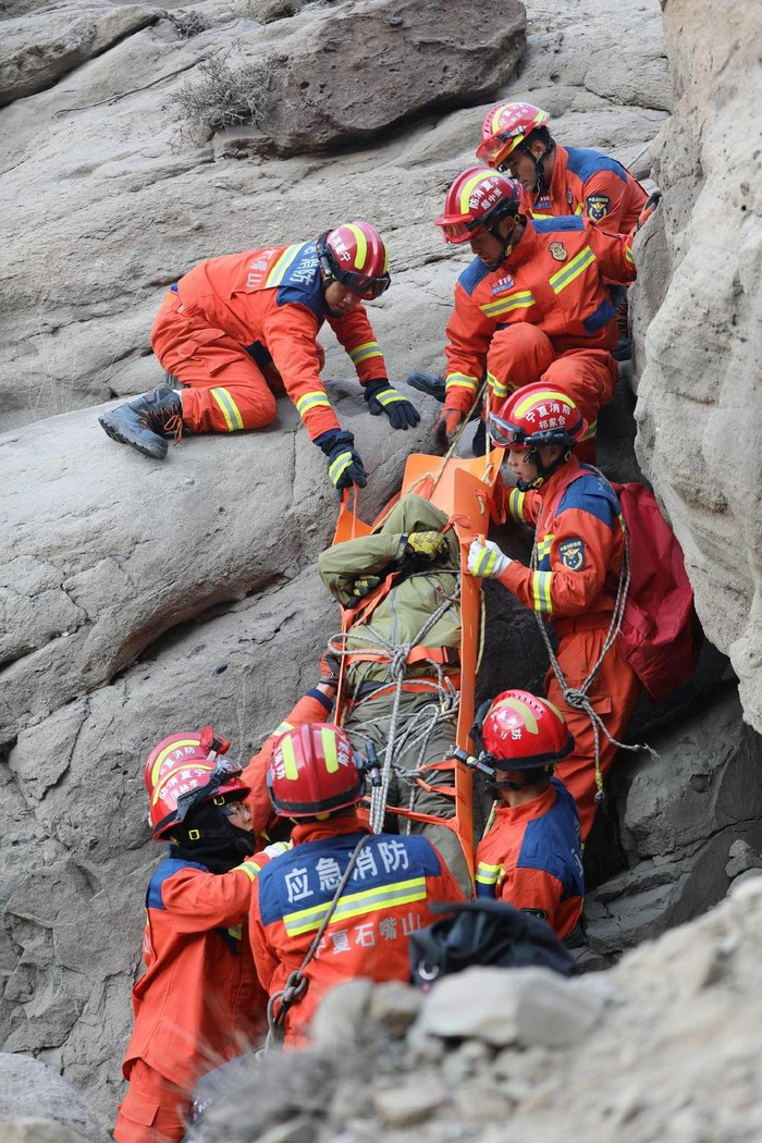 6名驴友被困窟窿顶,石市消防17小时紧急救援|贺兰山|宁夏|救援_新浪