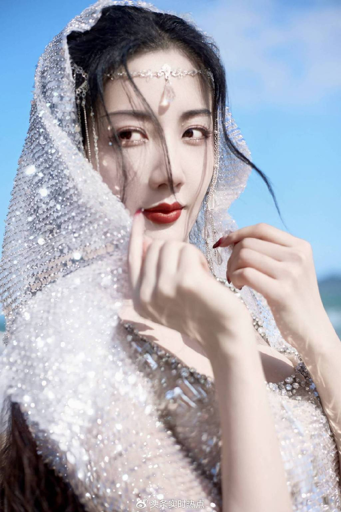 近日,陈欣予作为white privee的品牌分享官在三亚参展国际婚纱时装周