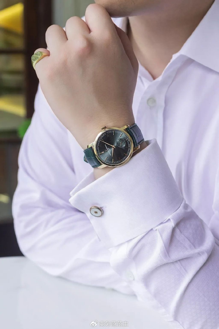 内部搭载江诗丹顿自制手动上链机芯,动储长达65小时,性能也很优越.