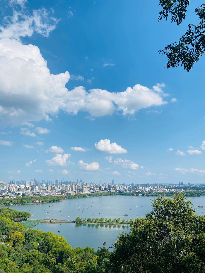 俯瞰西湖的网红拍照地在蛤蟆峰可以看到断桥白堤孤山