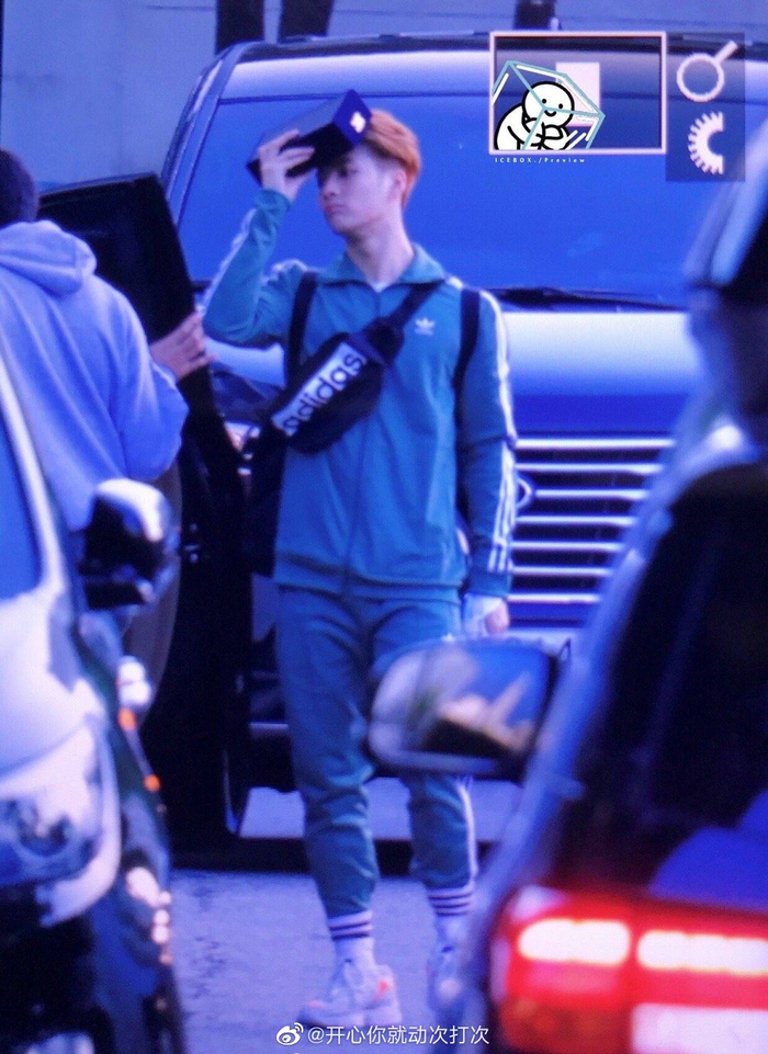 什么意思王嘉尔?你怎么也裤子塞进袜子里了?