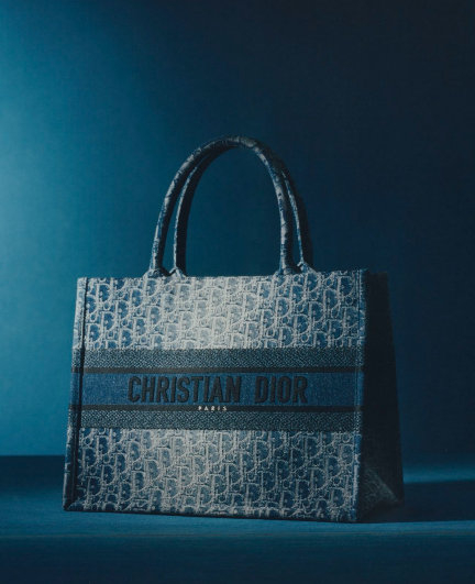 grazia chiuri)倾心打造的 denim dior oblique 提花刺绣系列手袋新品