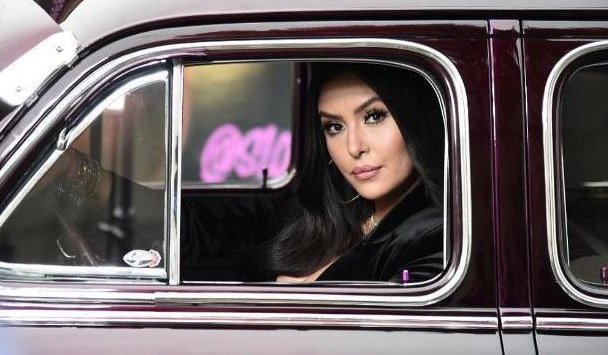 瓦妮莎晒近照独自带2女儿逛迪士尼重返青春秀苗纤细身材